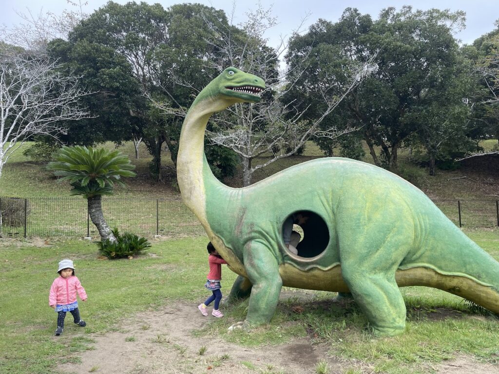 公園にある恐竜のオブジェ