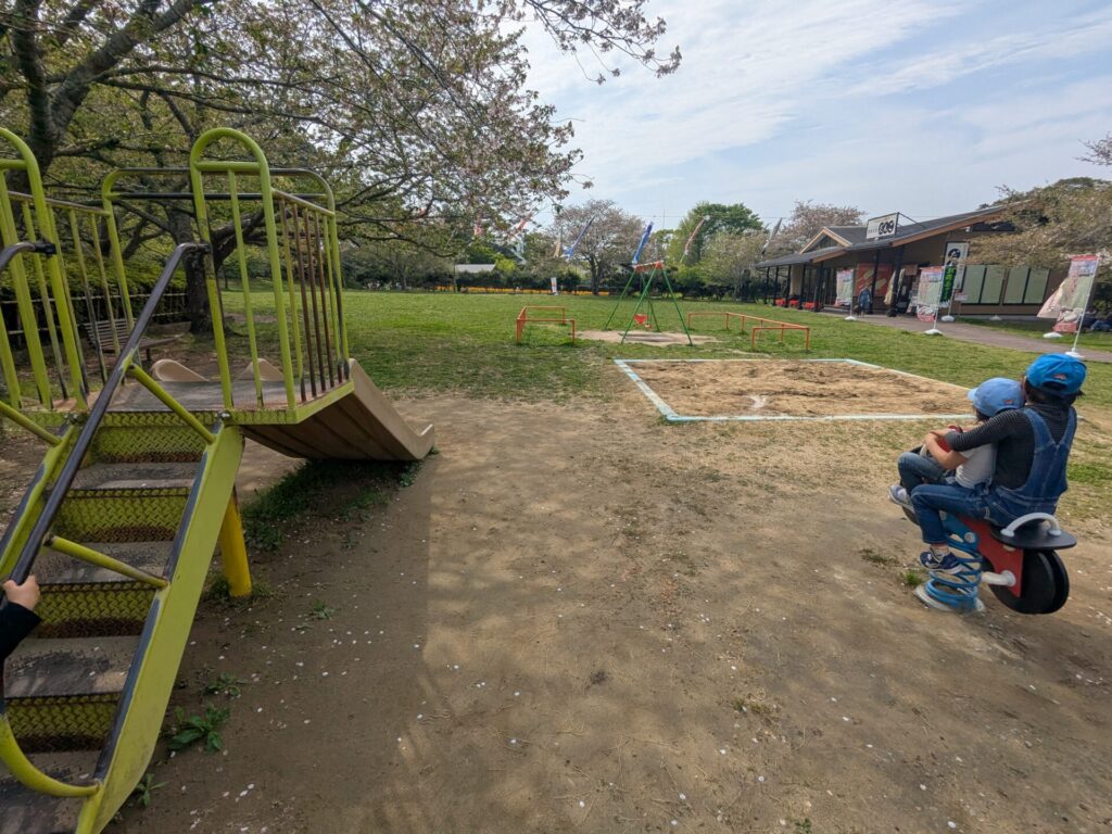 城山公園駐車場横にある未就学児用遊具エリアで遊ぶ子供達