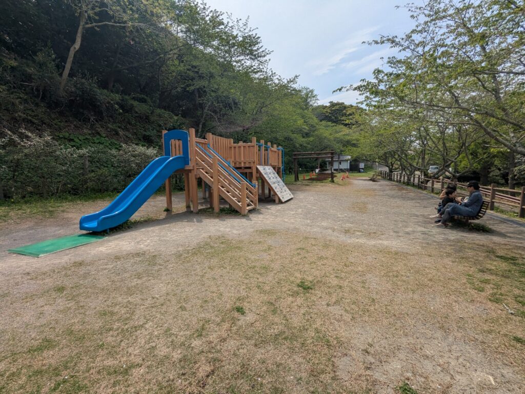 城山公園のお城に向かって歩くと見える年長児以上向けの遊具エリア