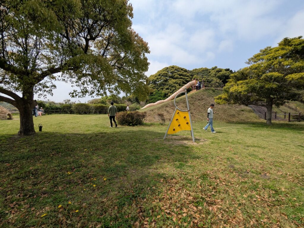 館山運動公園遊具広場にある長い滑り台