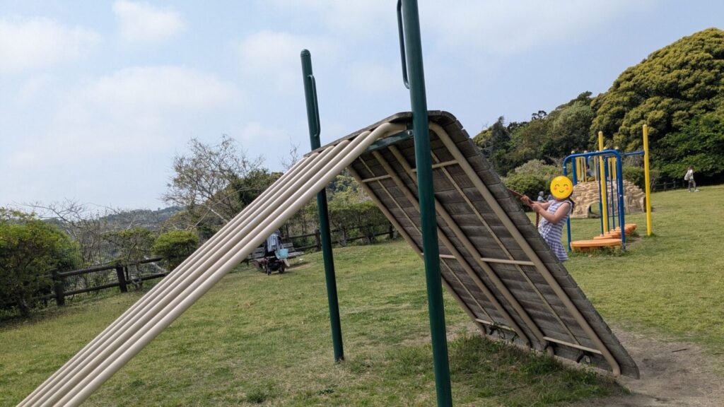 館山運動公園遊具にあるロープを使った遊具に挑戦する子供
