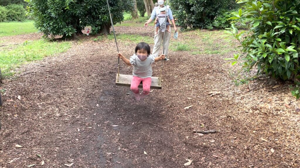 ホテル＆リゾーツ南房総の森にある天然のブランコで遊ぶ子供