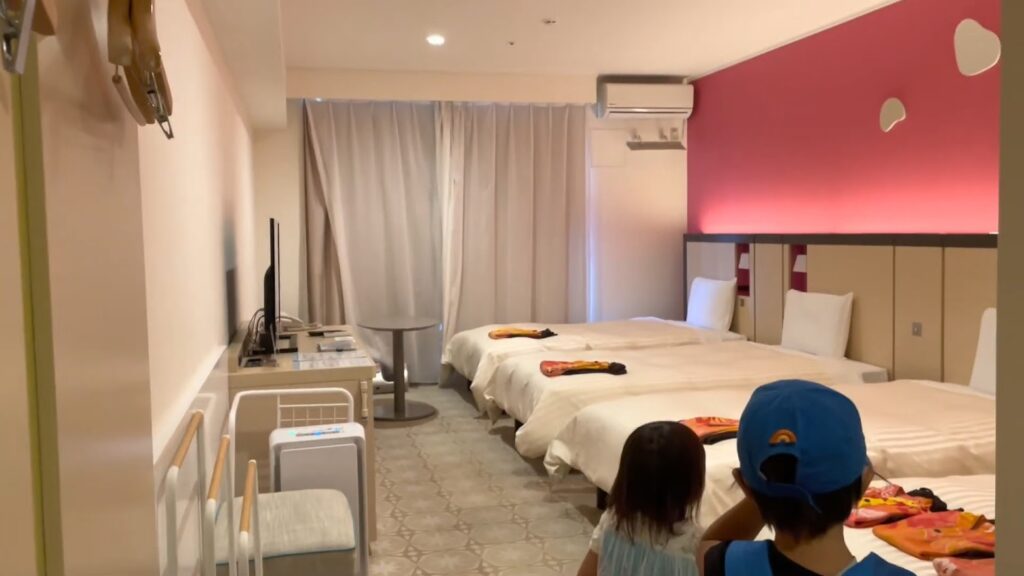 プラナ東京ベイの部屋に入るとベッド4台と着替えがある