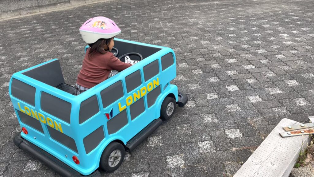 浦安の乗物交通公園でバッテリーカーに乗る子供